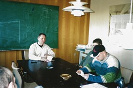 8 - Direktøren holder opstartsmøde.jpg