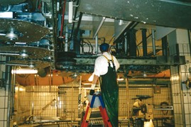 23 - Kim igang med rengøringen.jpg