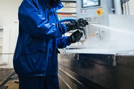 Dorian Davis gør sig hver dag umage med rengøringen hos Danish Crown